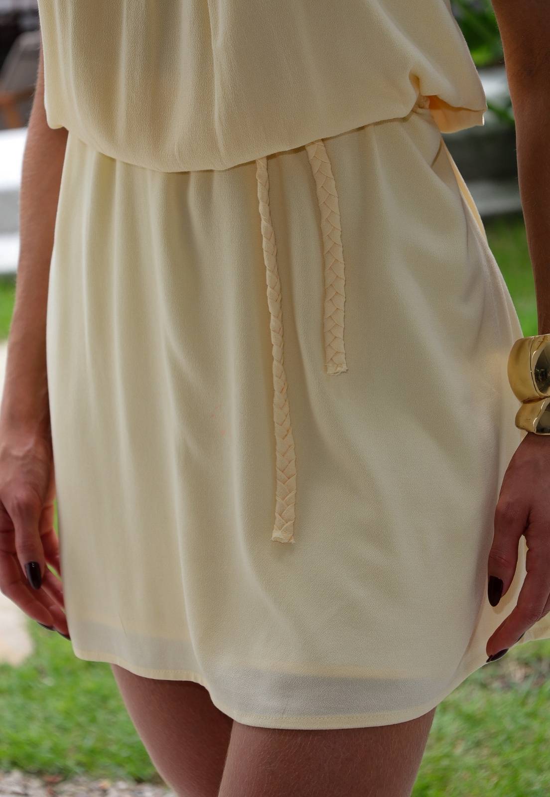 VESTIDO CURTO ALÇA C/ ARGOLAS CINTO TRANÇADO AMARELO