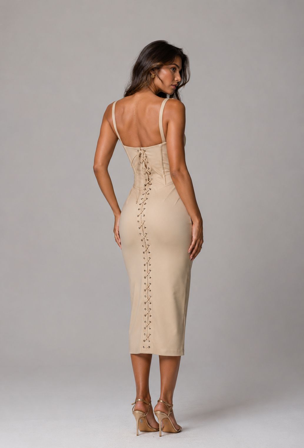Vestido midi estilo corselet com alças largas e amarração traseira