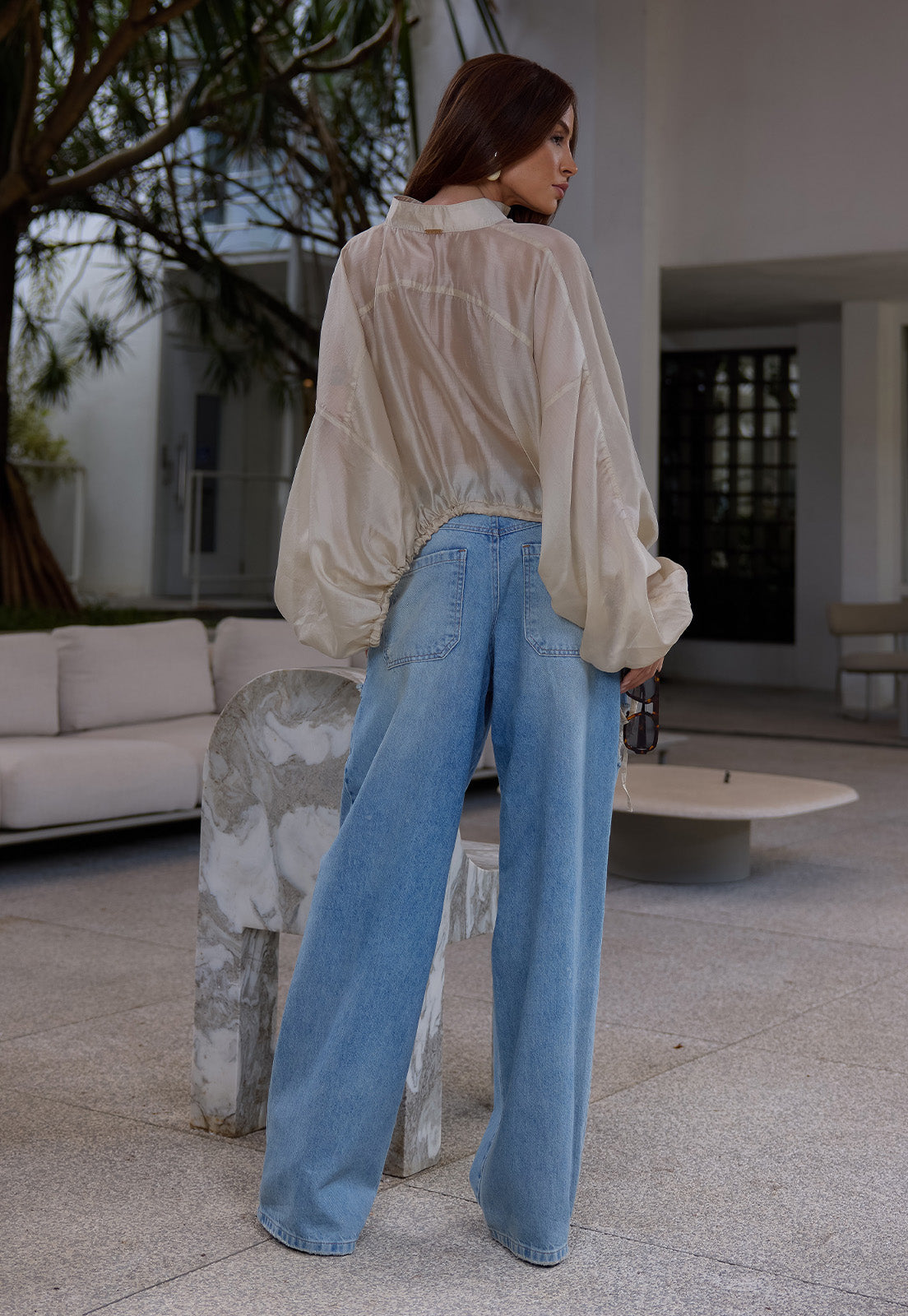 BLUSA CROPPED OVER FEMININA BEGE