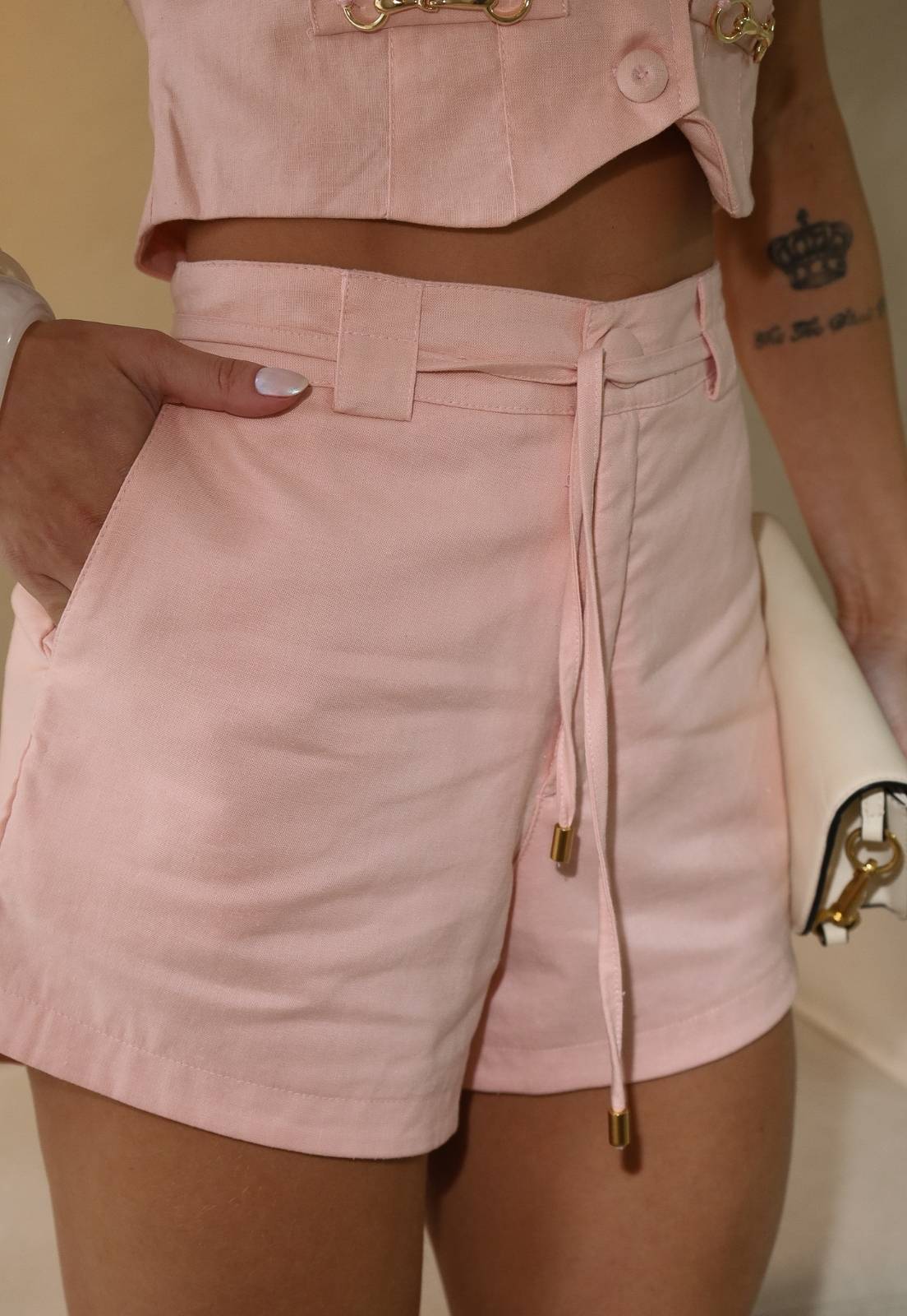 SHORT ALFAIATARIA COS ALTO C/ PASSANTE ROSA