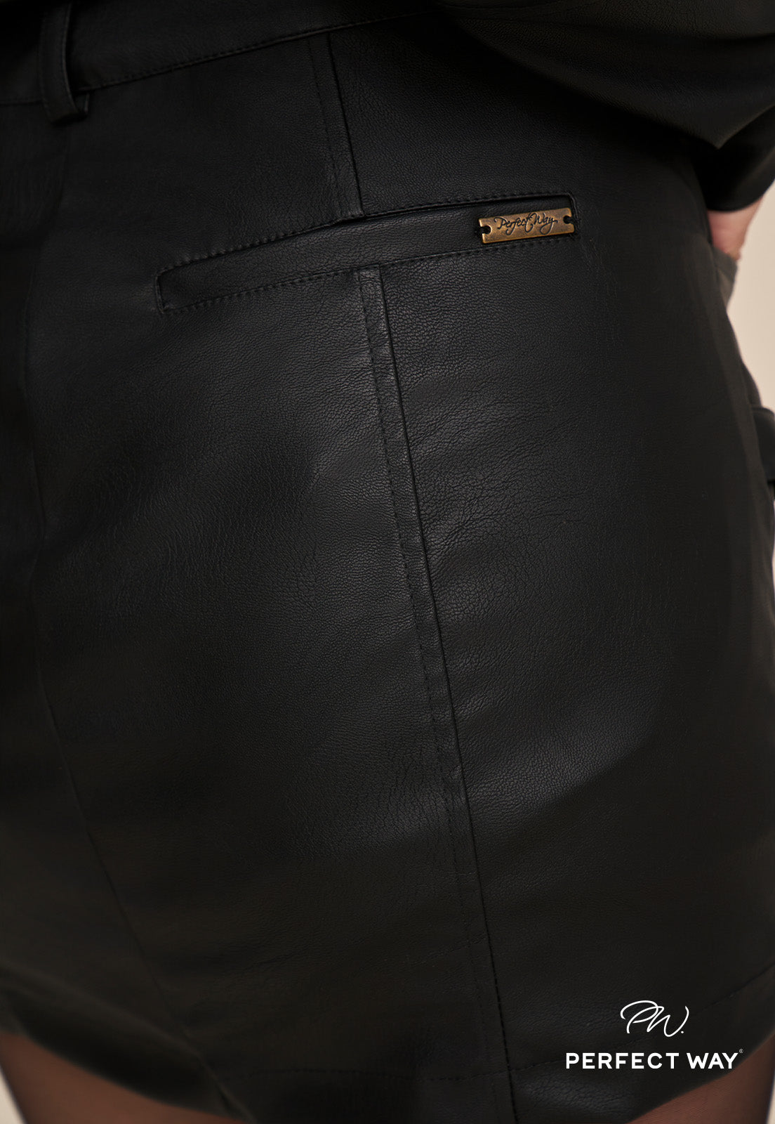 SHORTS SAIA COURO SINTETICO ( PU) C/ FIVLAS PRETO