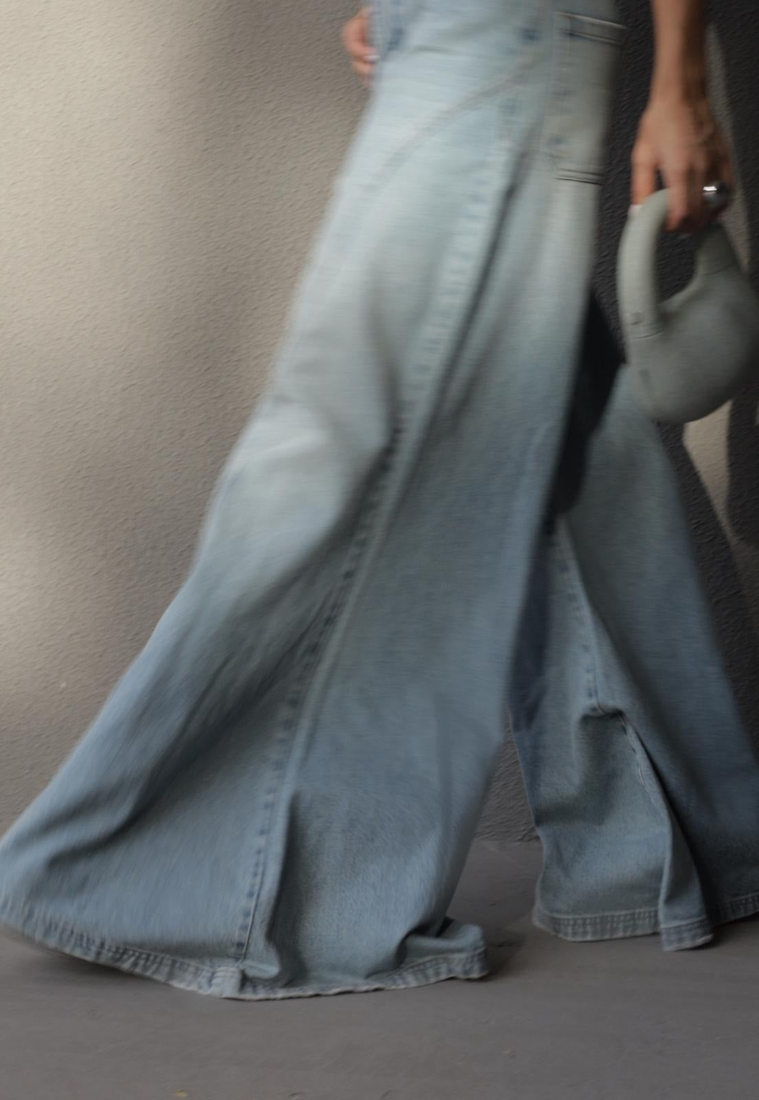 CALÇA JEANS ESTONADO COS ALTO C/ TIRA AJUSTA JEANS