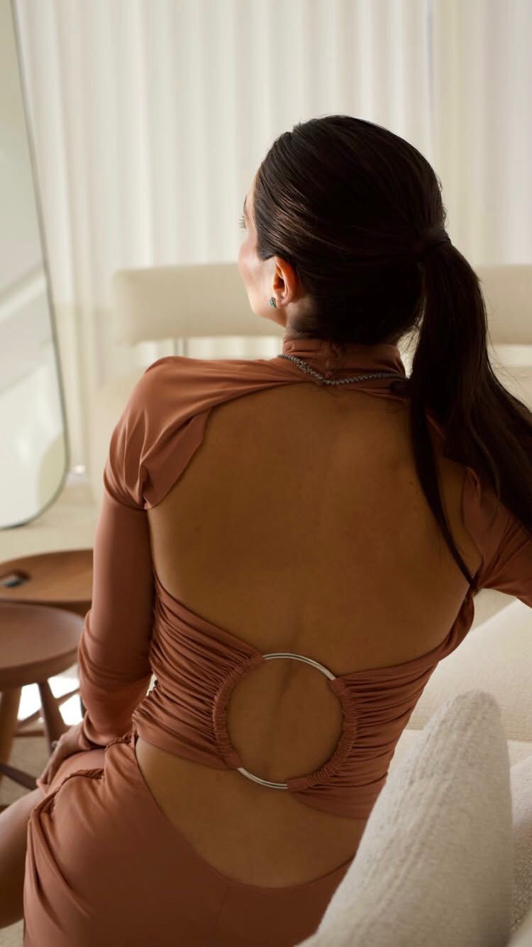 Vestido longo com detalhe de aro metal nas costas