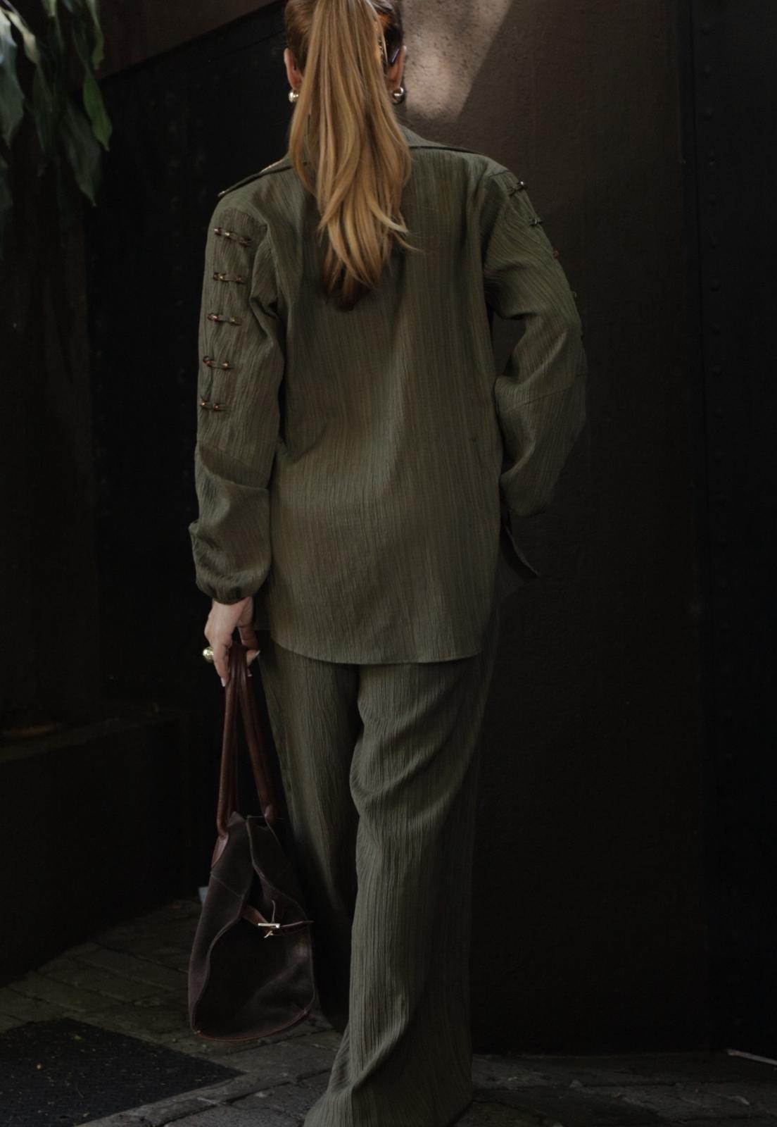 CAMISA COM FENDA E RECORTE FEMININA verde militar