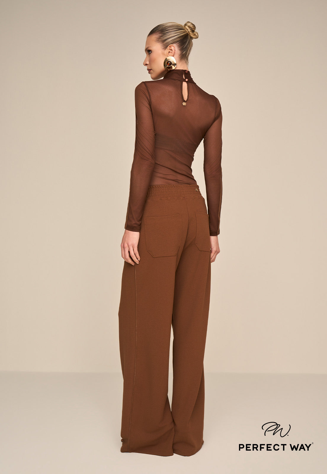 BLUSA GOLA ALTA C/ BORD INDUSTRIAL EM TULE FE cacau