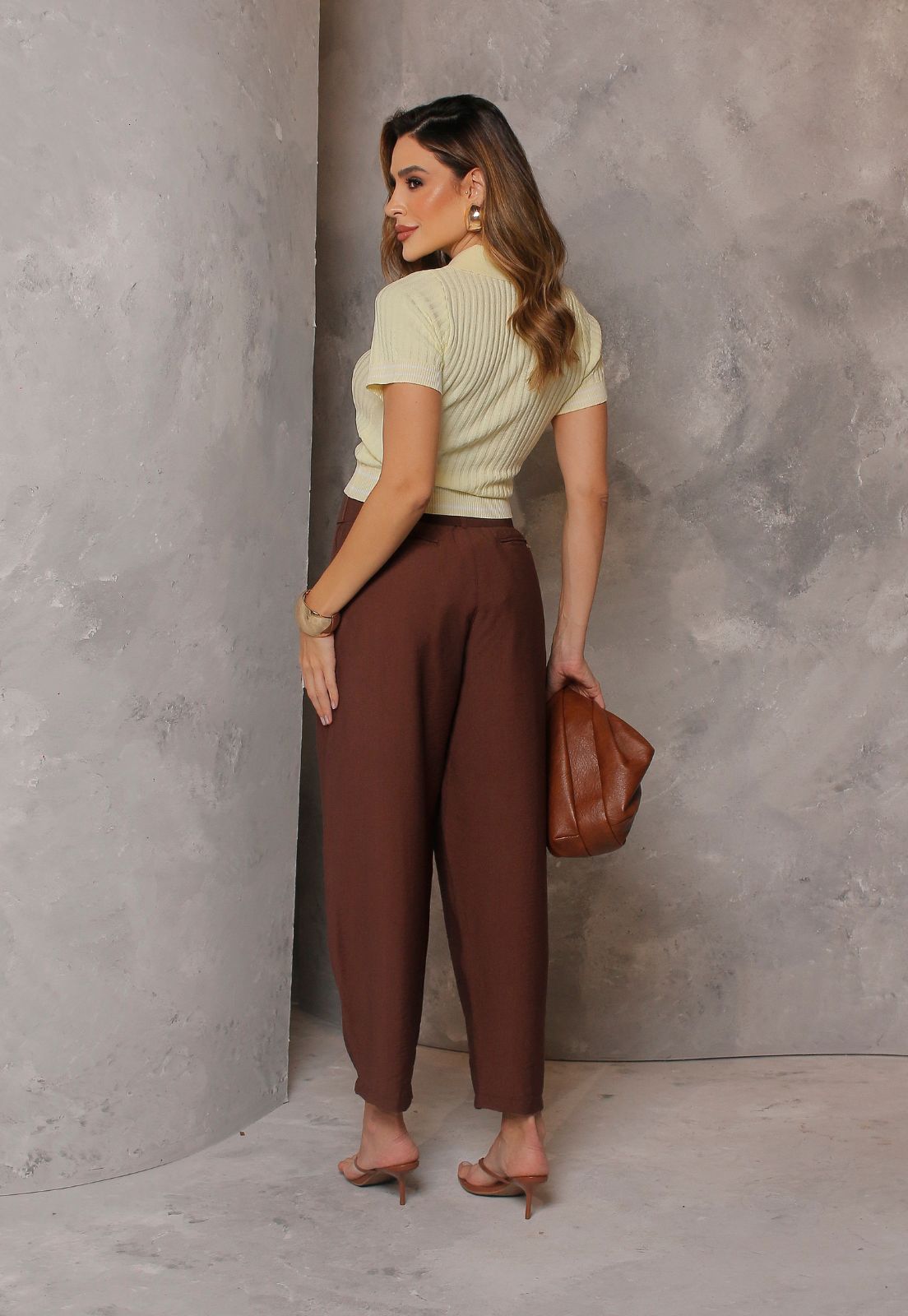 CALÇA CÓS ALTO ALFAITARIA BARREL MARROM