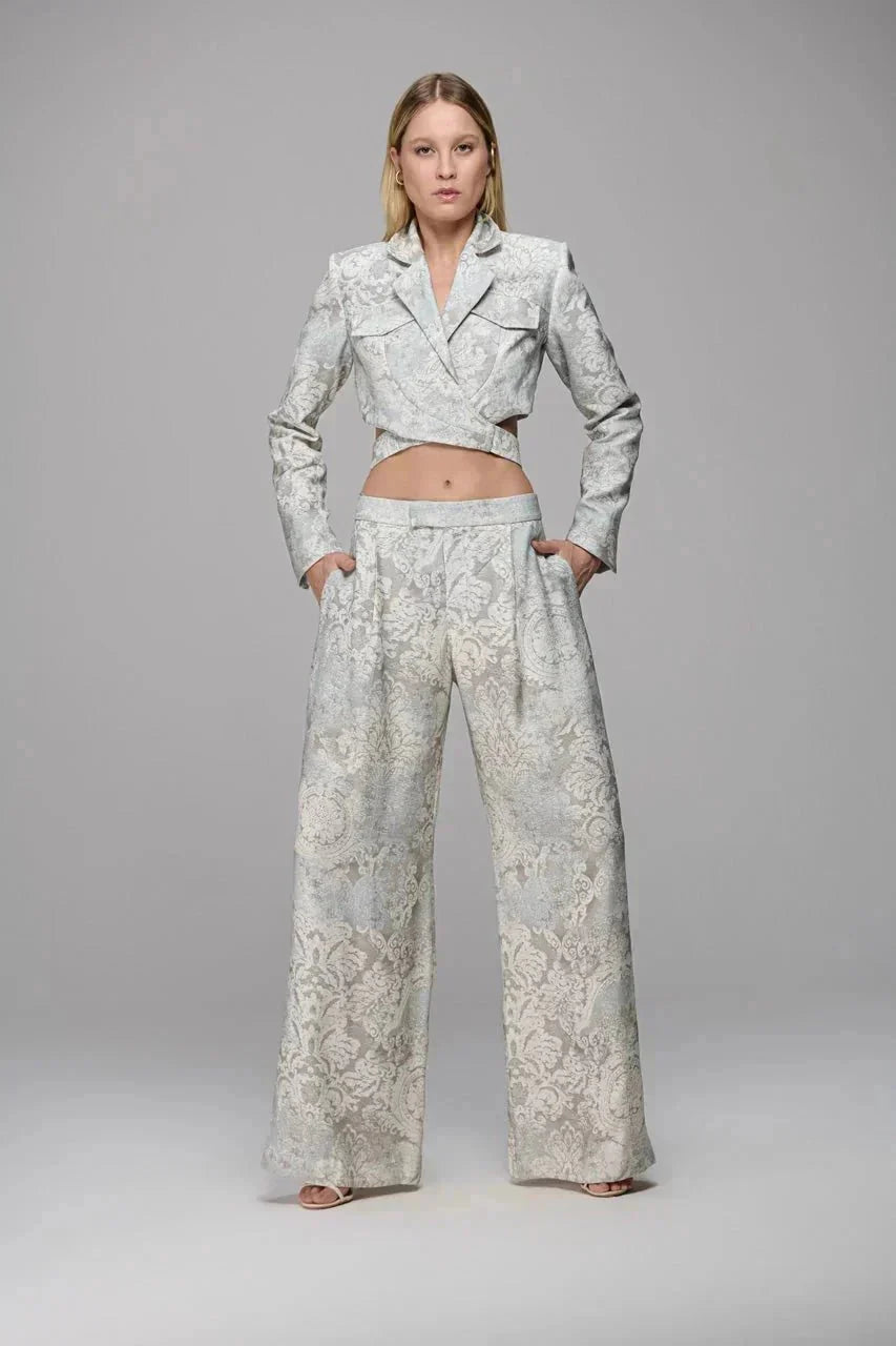 Conjunto texture blazer cropped com barra transpassada e calça wide leg