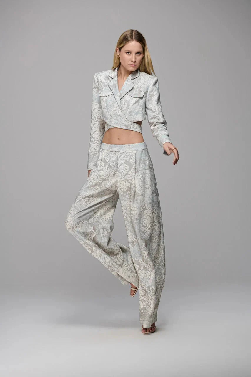 Conjunto texture blazer cropped com barra transpassada e calça wide leg