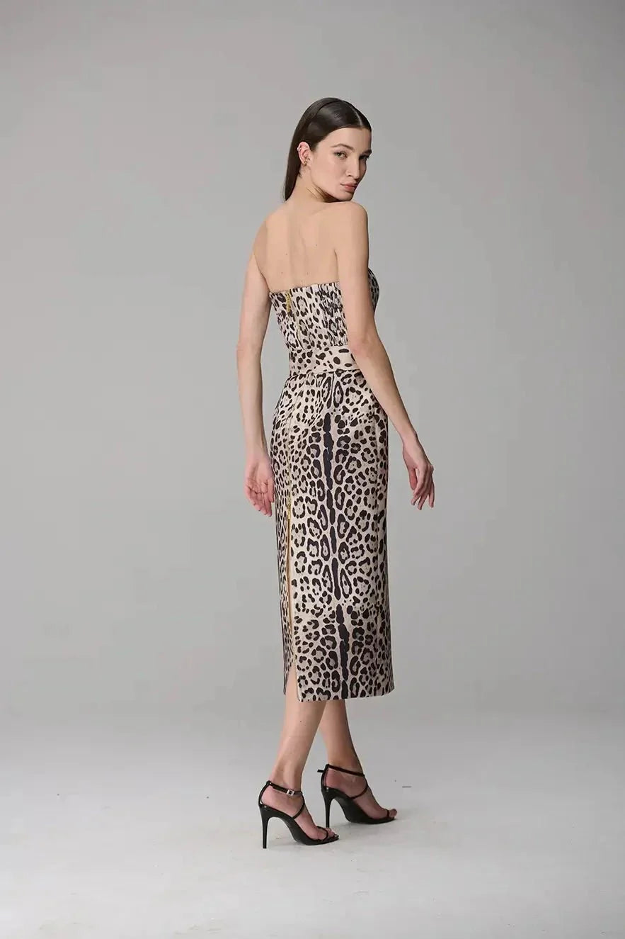 Vestido midi estruturado tomara que caia jaguar print e cinto largo com fivela