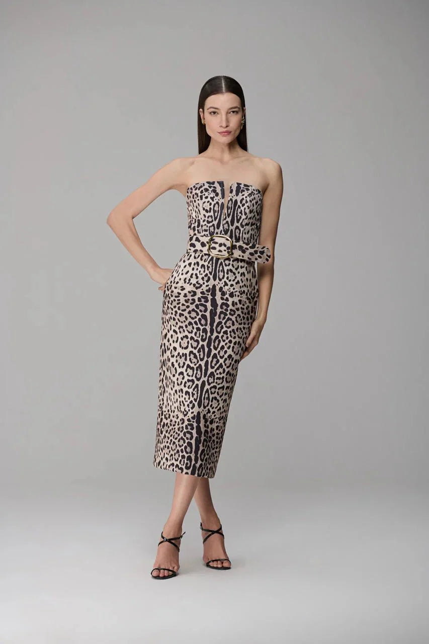Vestido midi estruturado tomara que caia jaguar print e cinto largo com fivela