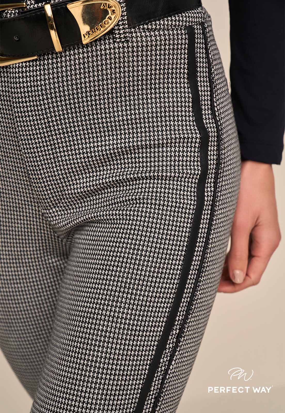 CALÇA VIVO E GALÃO LATERAL FEMININA PRETO C/ BRANCO