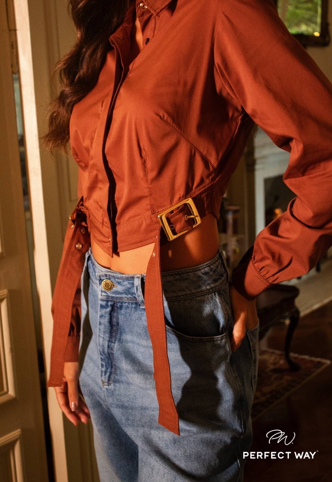 CAMISA CROPPED COM DET FIVELA METAL FEMININA cacau