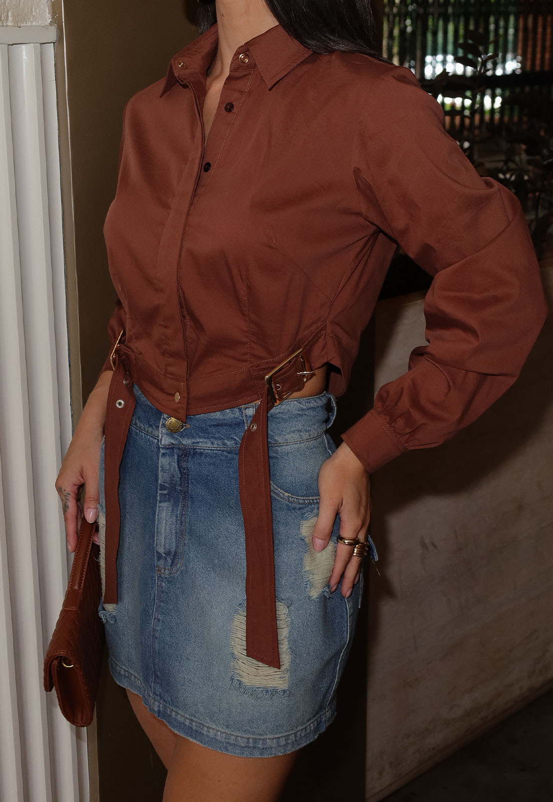 CAMISA CROPPED COM DET FIVELA METAL FEMININA cacau