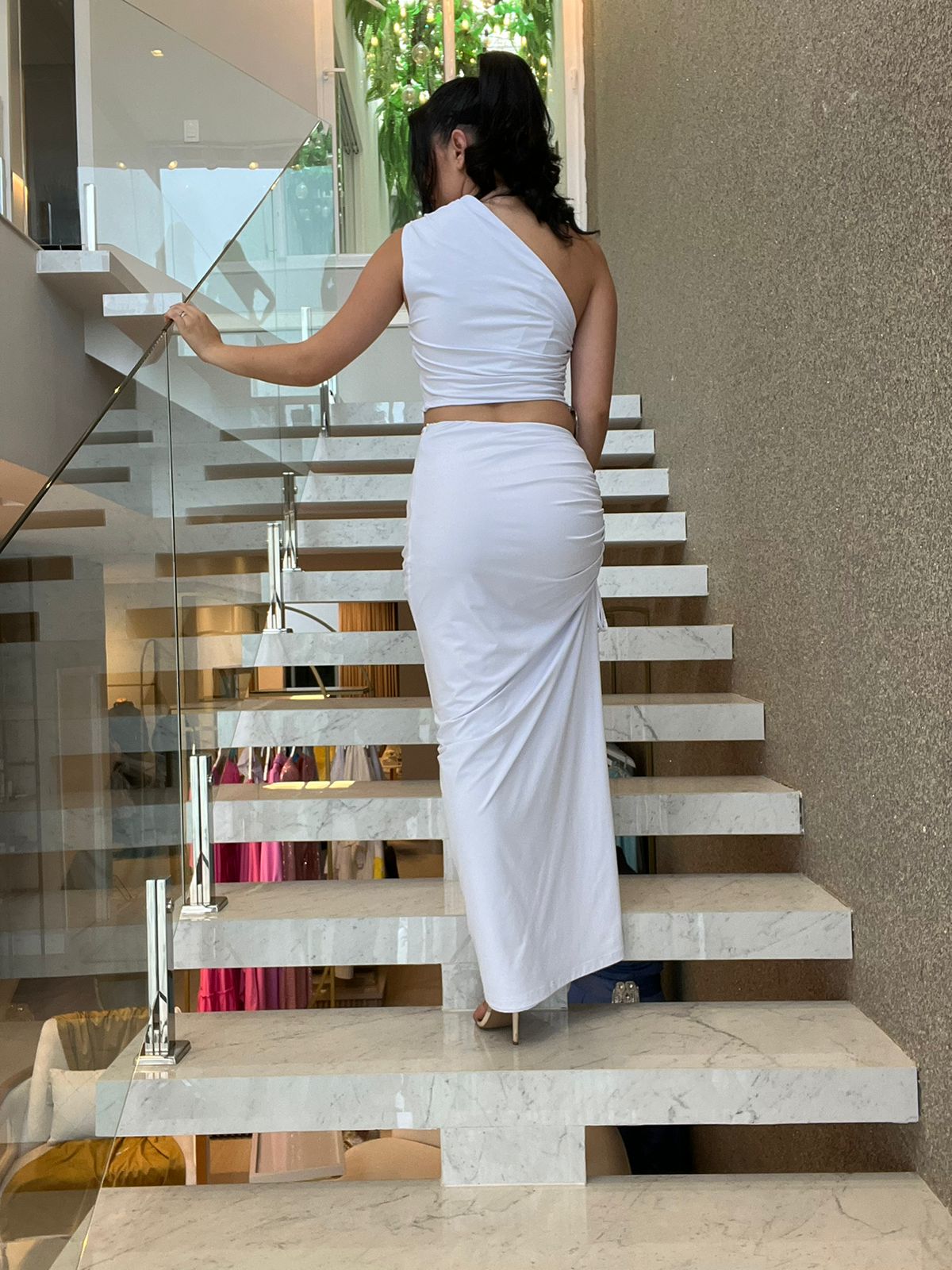 VESTIDO LONGO COM RECORTES + DETALHE EM PINGENTE NA CINTURA - CAOS