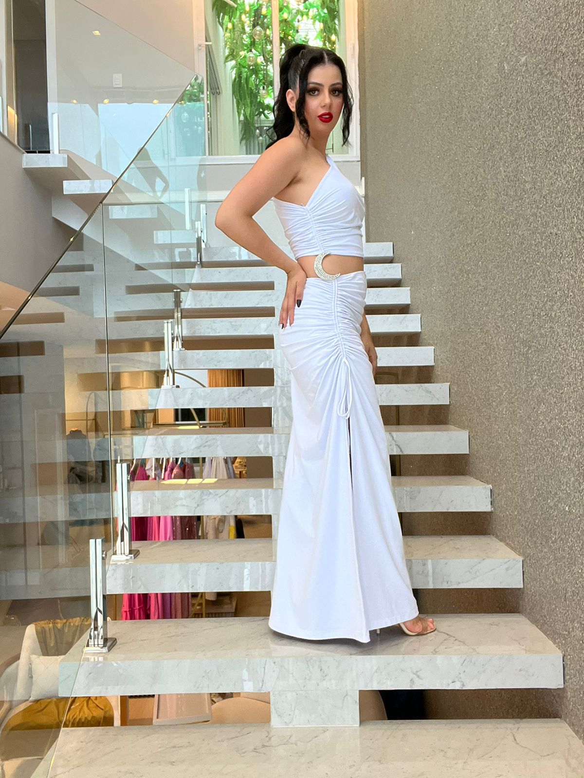 VESTIDO LONGO COM RECORTES + DETALHE EM PINGENTE NA CINTURA - CAOS