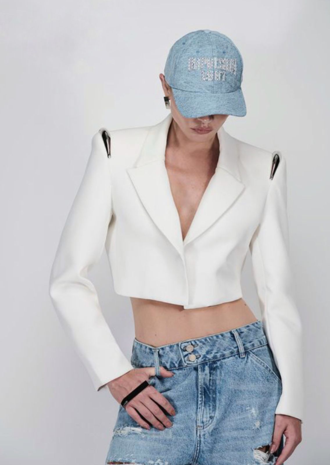 BLAZER CROPPED ALFAIATARIA COM METAL NOS OMBROS OFF WHITE - CAOS