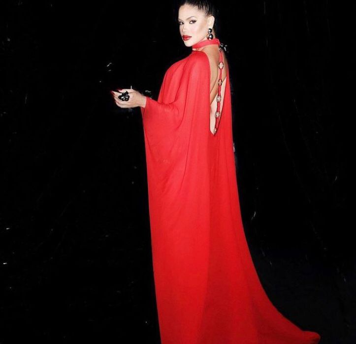 VESTIDO VERMELHO COM CAPA + DETALHES EM ILHOSES - CAOS