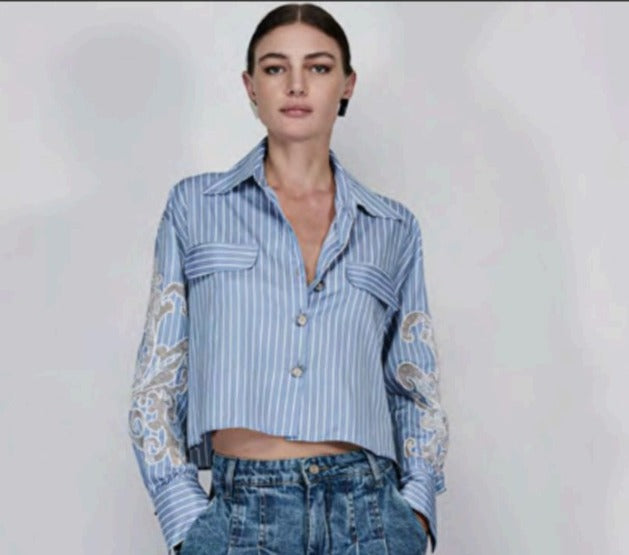 CAMISA CROPPED LISTRAS COM BORDADO MANGAS AZUL - CAOS