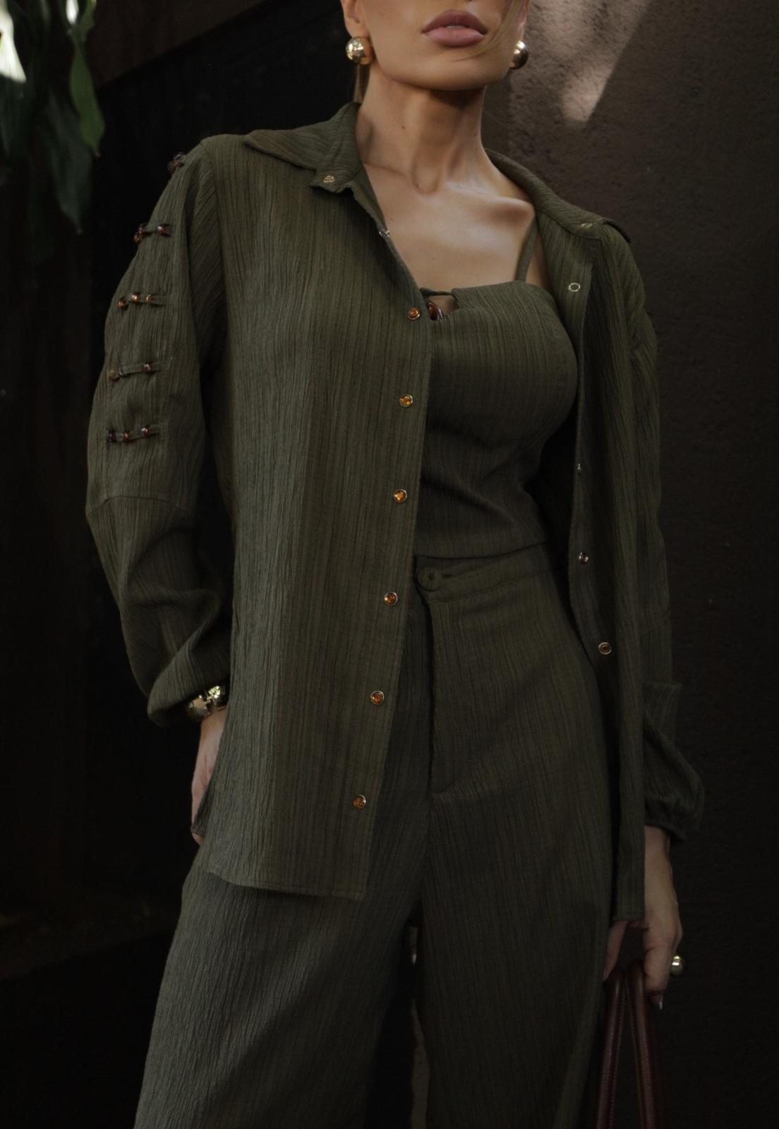 CAMISA COM FENDA E RECORTE FEMININA verde militar