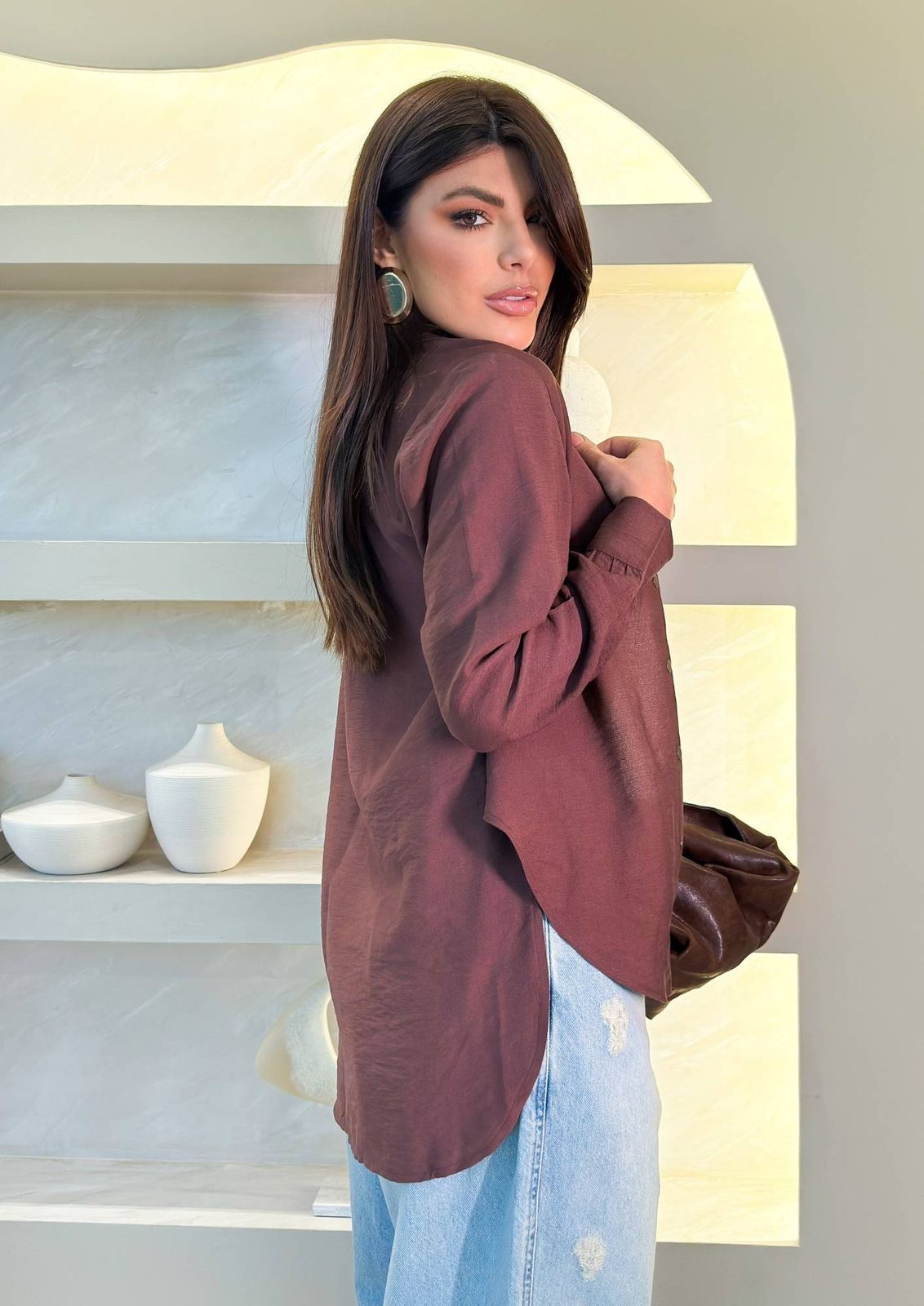 CAMISA BOLSO FRENTE, COSTAS MAIS COMPRIDA CACAU