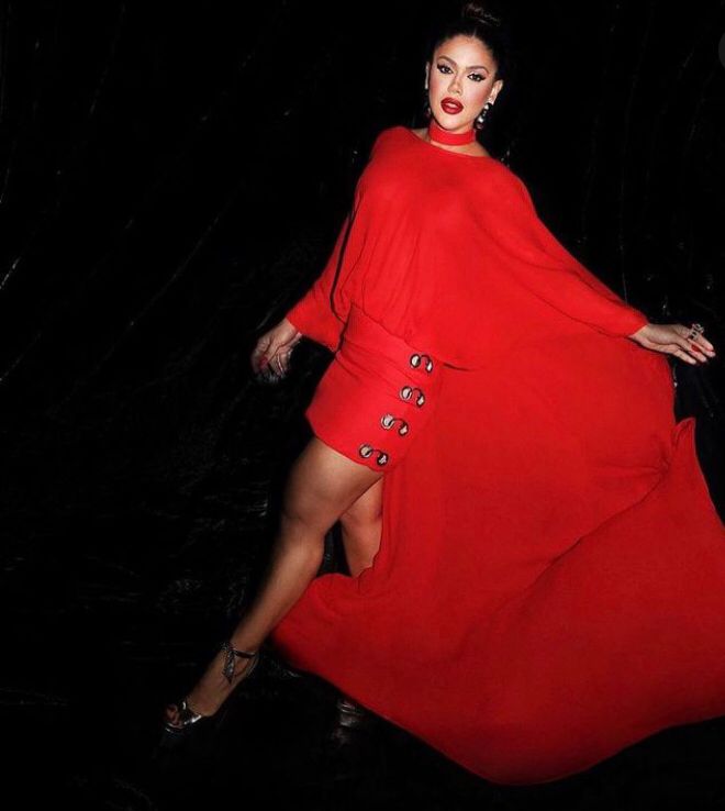 VESTIDO VERMELHO COM CAPA + DETALHES EM ILHOSES - CAOS