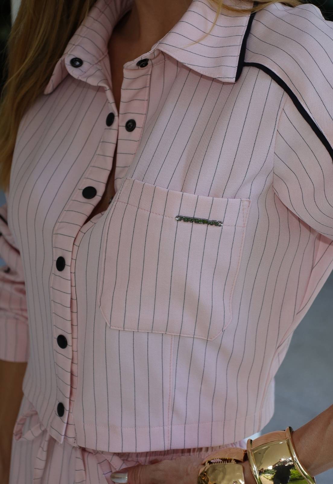 CAMISA CROPPED COM BOLSO E RECORTES ROSA C/ PRETO