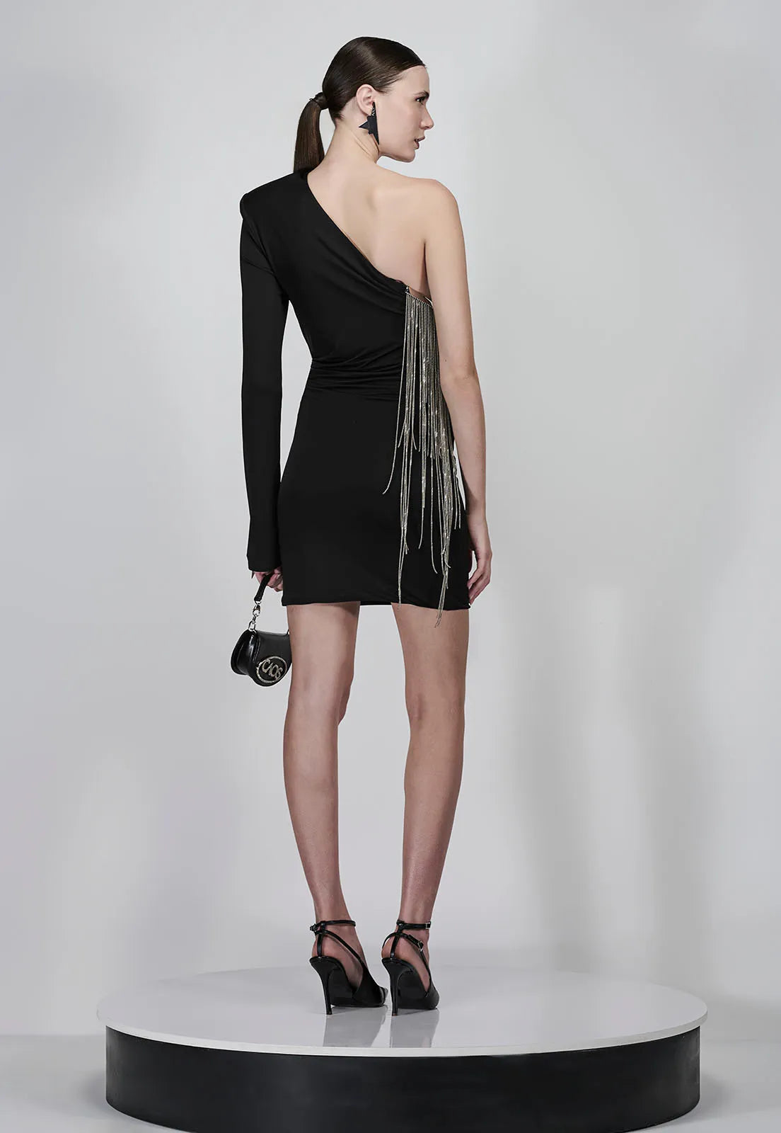 VESTIDO UM OMBRO SÓ COM FRANJAS DE METAL  - CAOS