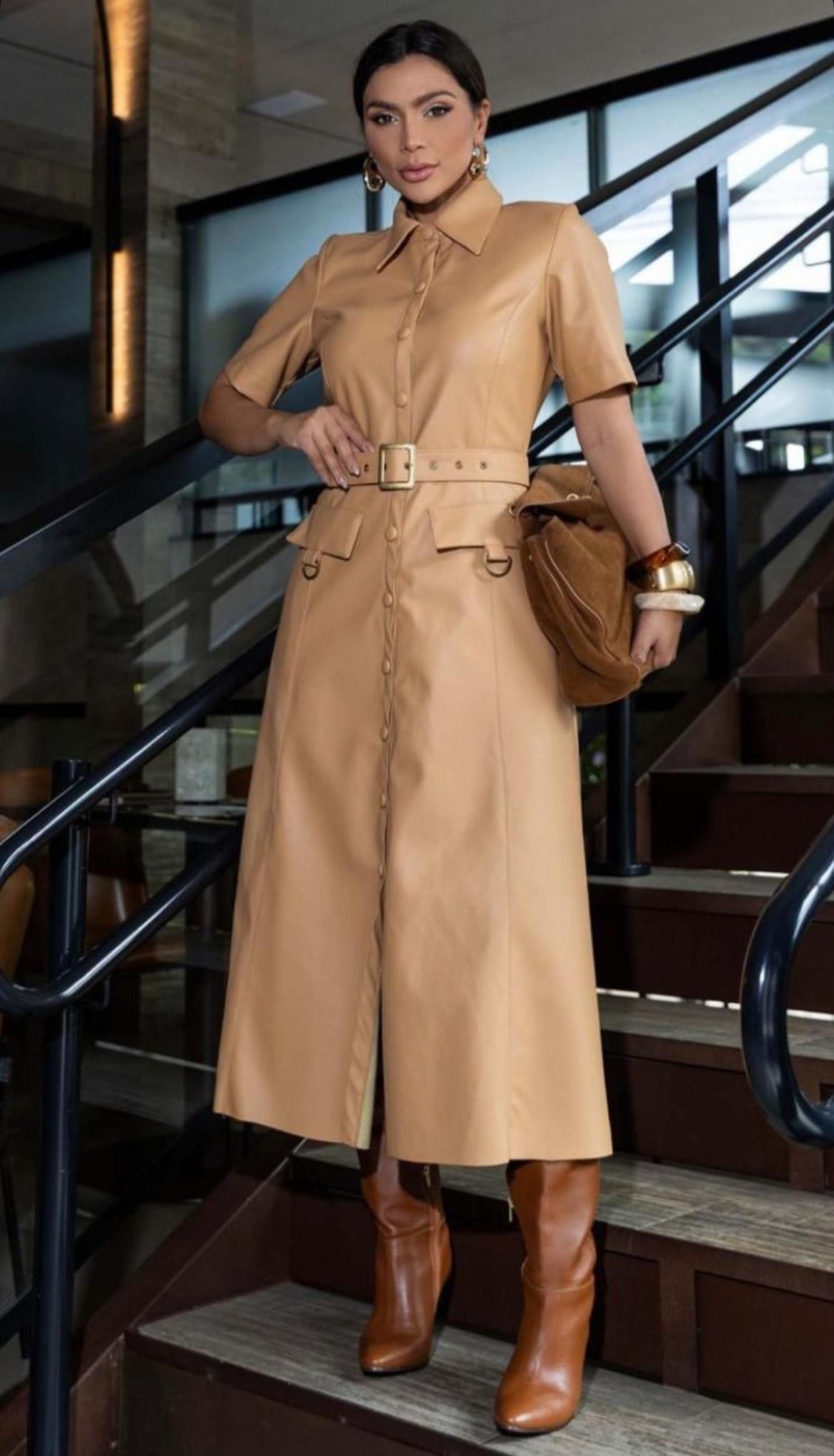 VESTIDO MIDI EM COURO SINTÉTICO COM SINTO - LUZIA FAZZOLLI