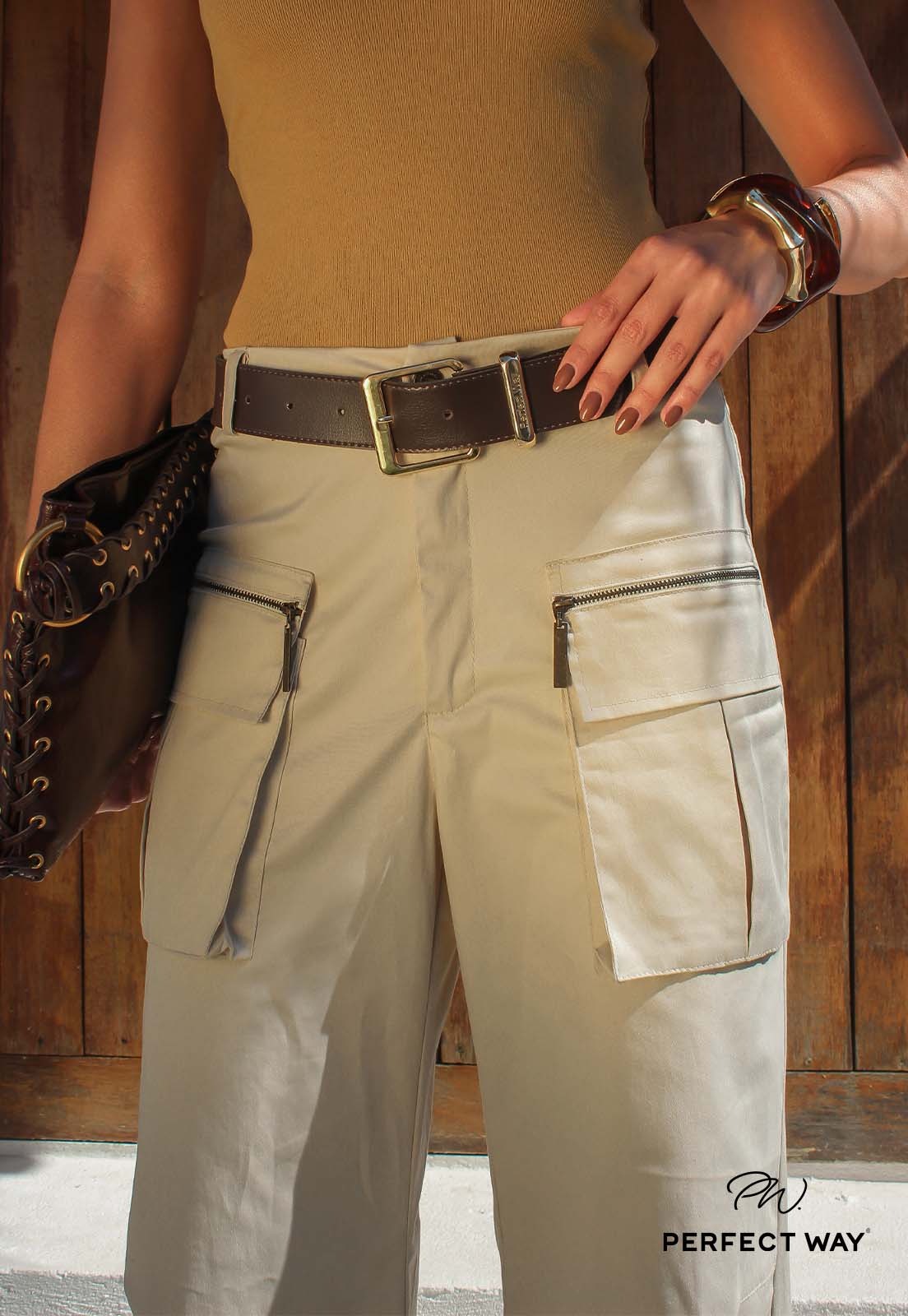CALÇA LEVEMENTE FLARE FEMININA