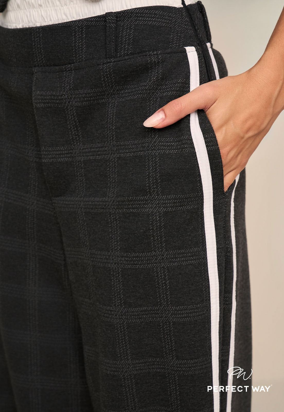 CALÇA TEC PADRAO QUADRICULADO C/ GALÃO FEM PRETO
