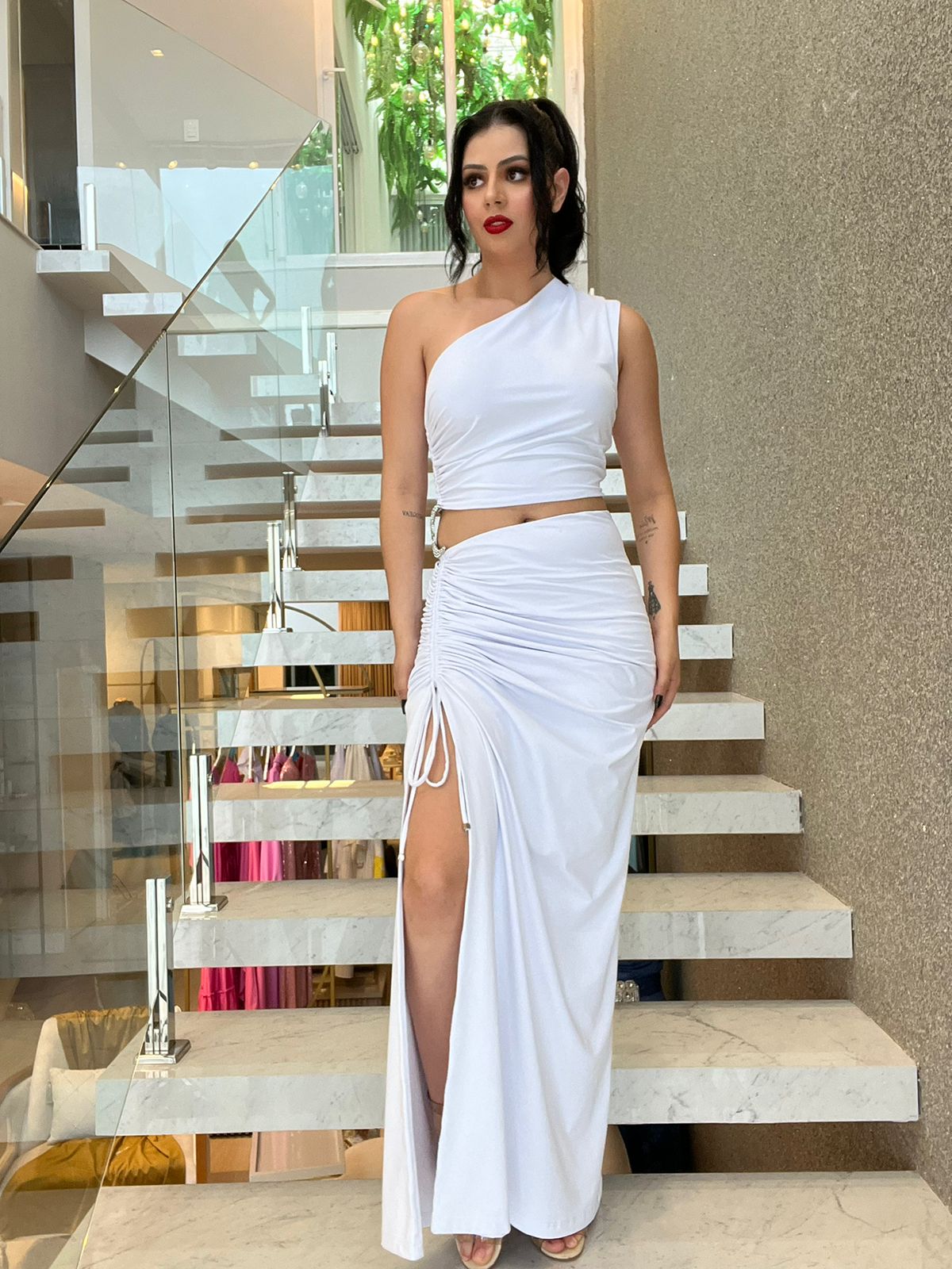 VESTIDO LONGO COM RECORTES + DETALHE EM PINGENTE NA CINTURA - CAOS