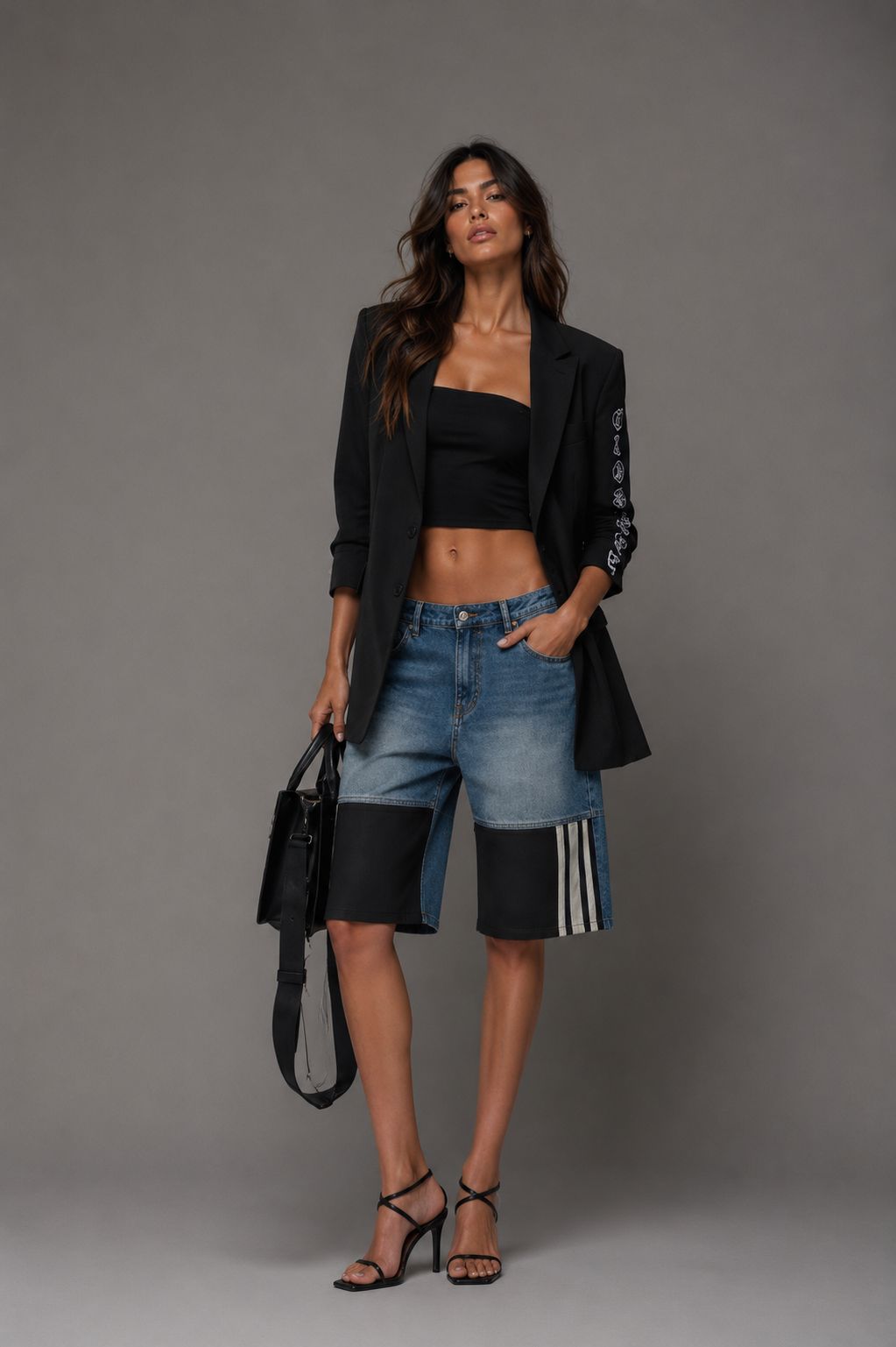 Bermuda jeans mix texture com barrado frontal em nylon