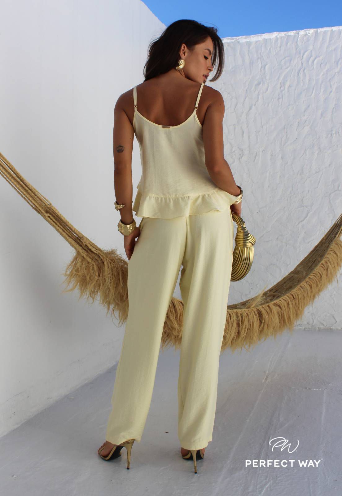 Calça feminina corte reto amarelo manteiga