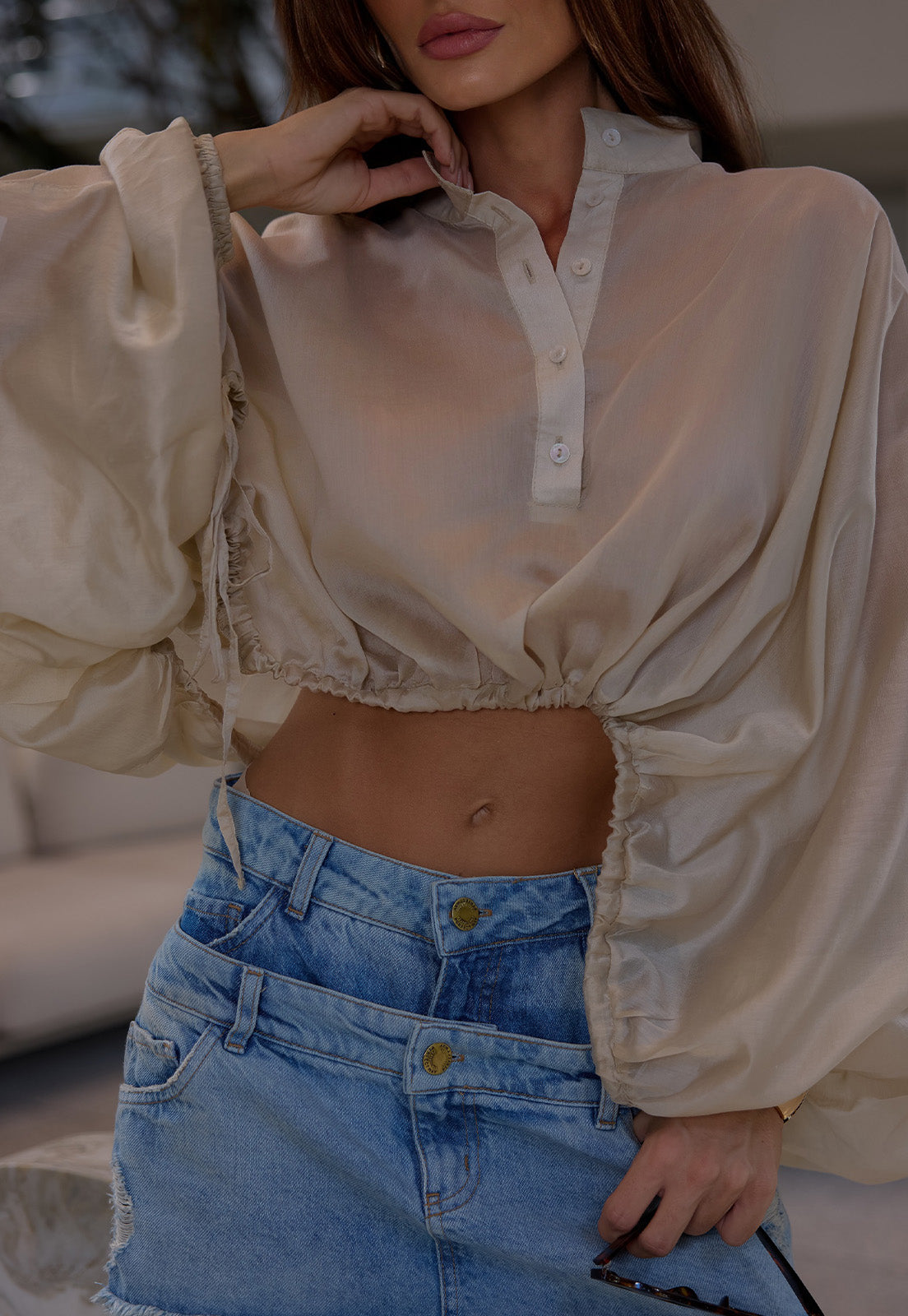 BLUSA CROPPED OVER FEMININA BEGE