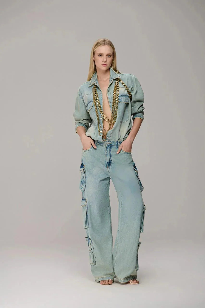 Calça jeans estilo cargo com bolsos saco nas laterais