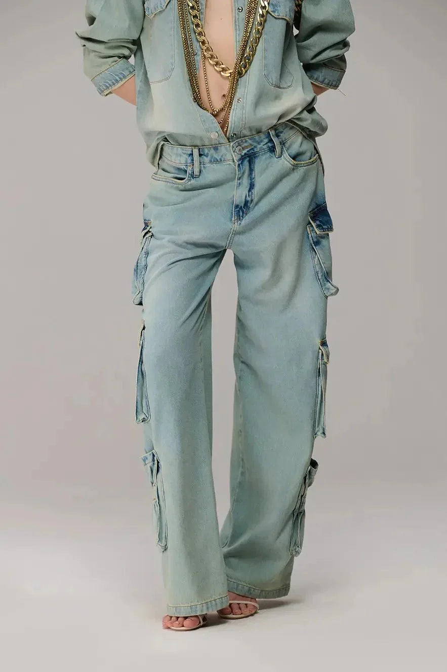 Calça jeans estilo cargo com bolsos saco nas laterais