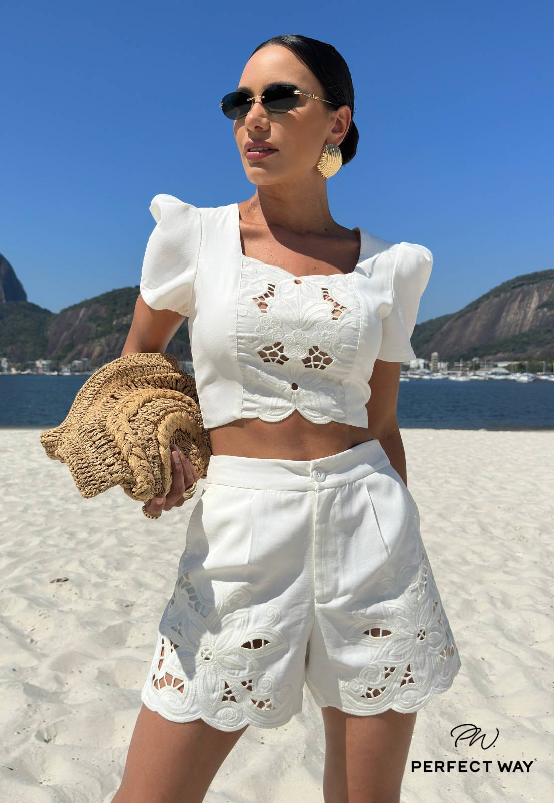 CONJUNTO FEMININO CROPPED + SHORTS COM BORDADO INDUSTRIAL OFF WHITE - PERFECT WAY