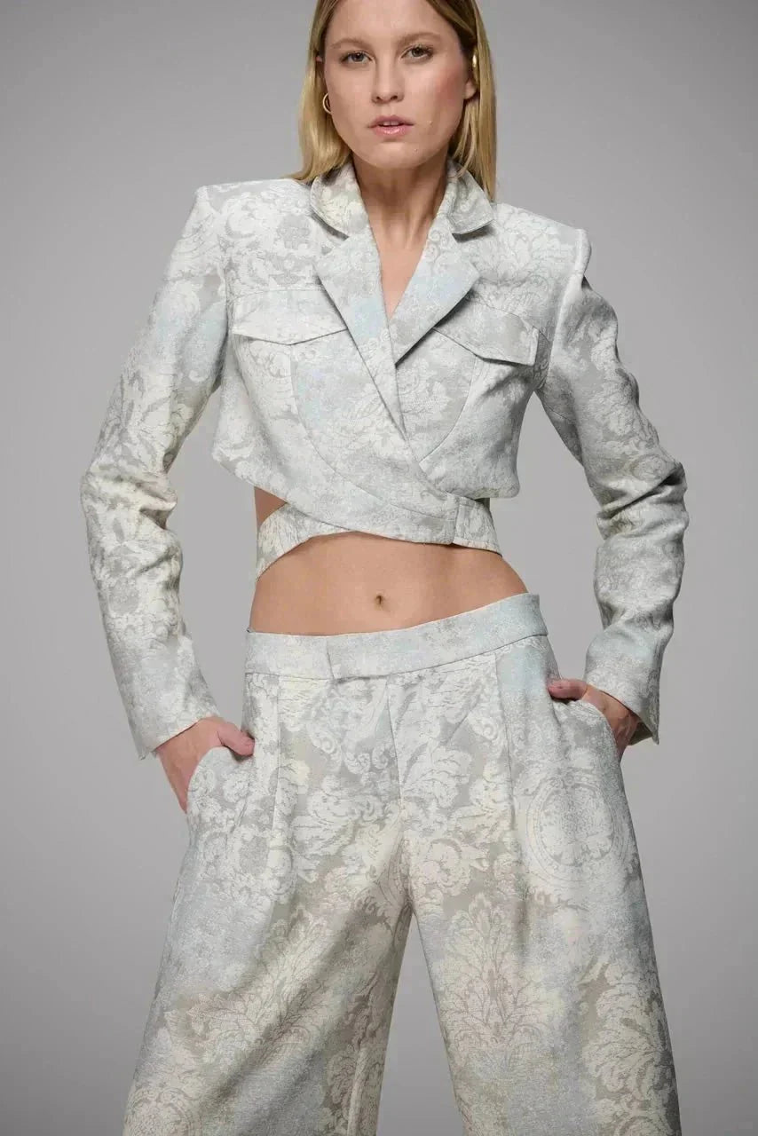 Conjunto texture blazer cropped com barra transpassada e calça wide leg