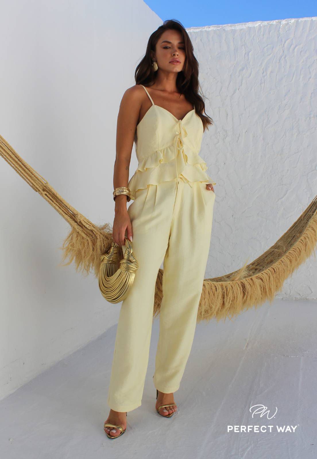 Calça feminina corte reto amarelo manteiga