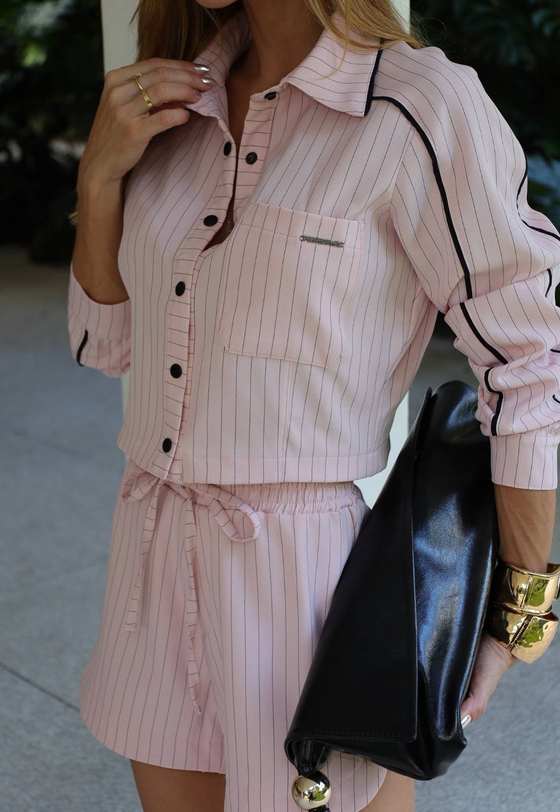 CAMISA CROPPED COM BOLSO E RECORTES ROSA C/ PRETO