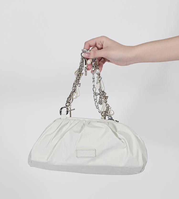 BOLSA COM ALÇA DE CORRETE  E PINGENTES - CAOS