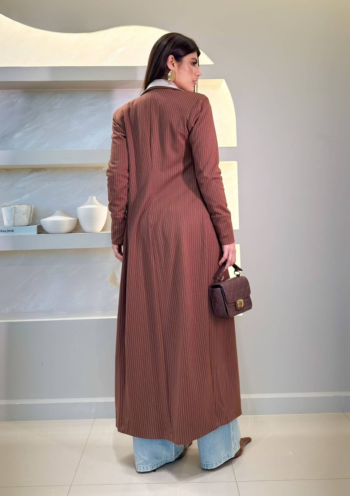 VESTIDO TRENCH COAT RISCA DE GIZ BORD INDUSTRIAL CACAU