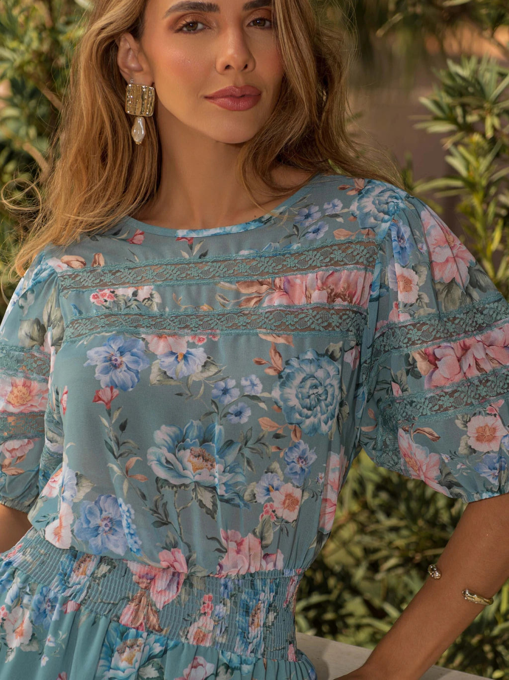 VESTIDO CHIFFON ESTAMPADO COM ENTREMEIO