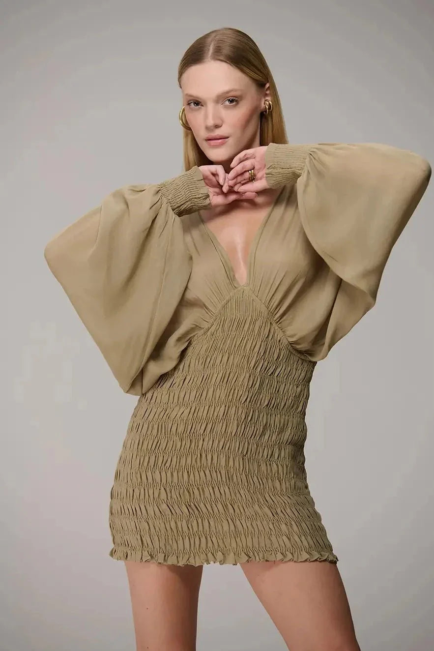 Vestido curto de lastex com manga maxi bufante
