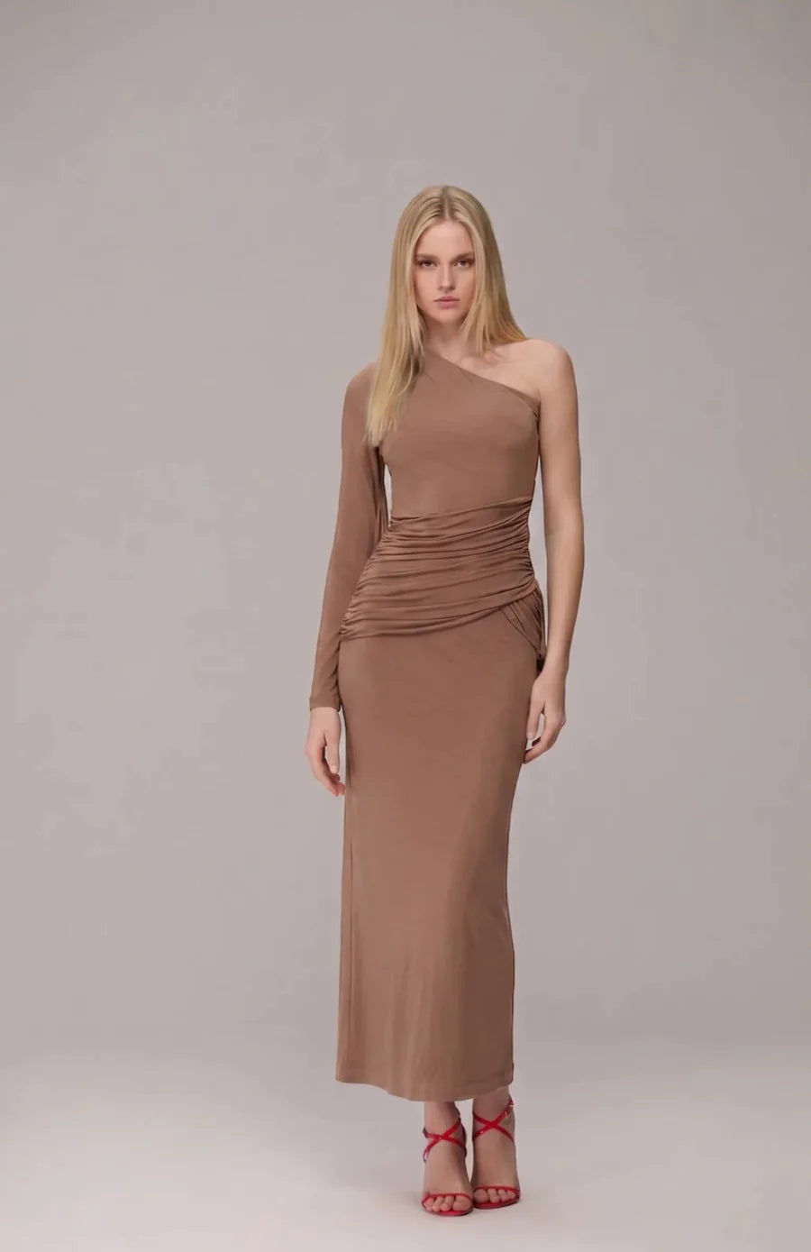 VESTIDO UM OMBRO FAIXA MANGA