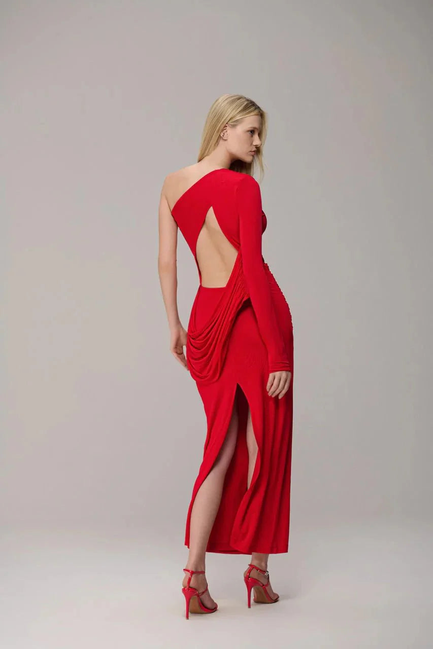 Vestido midi de um ombro com manga longa e costas vazada com faixa